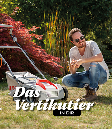 Mann macht seinen Vertikutierer startklar